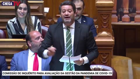 Luladrao sendo desmarcado no parlamento de Portugal