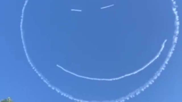 Pilots make giant smiley face in the sky