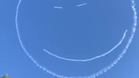 Pilots make giant smiley face in the sky