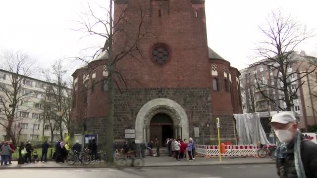 Ukrainian refugees turn to Berlin food banks