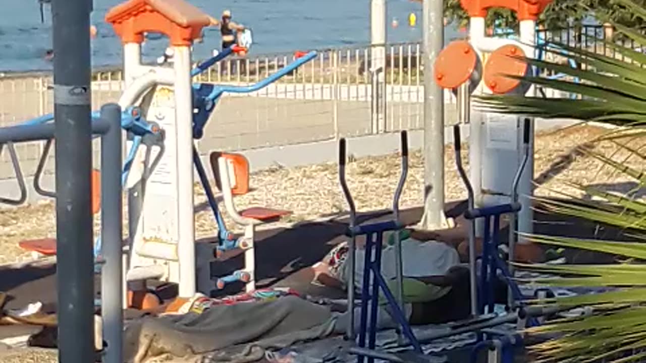 ΓΥΦΤΟΙ ΤΟΥ ΠΕΙΡΑΙΑ ΚΑΤΑΣΚΗΝΩΝΟΥΝ ΟΠΟΥ ΘΕΛΟΥΝ ΧΩΡΙΣ ΠΡΟΒΛΗΜΑ!!!