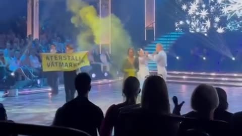I love how the dancers continued perfectly! LOL