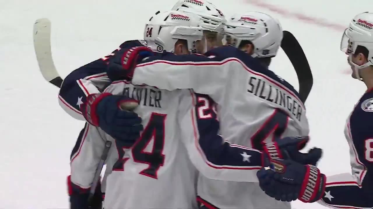 NHL - Cole Sillinger must have eyes in the back of his head. 👀