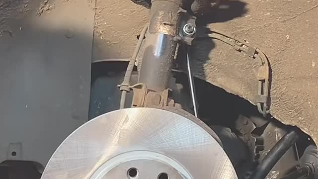 Who knows the function of the brake disc screw?