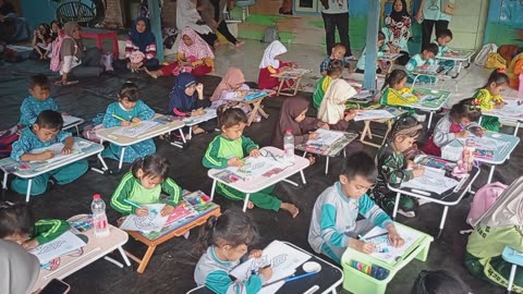 Batik coloring competition in the holy village between schools