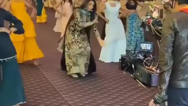 Bridal party dance