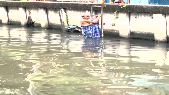 Man Leaps Into Water To Save Drowning Child