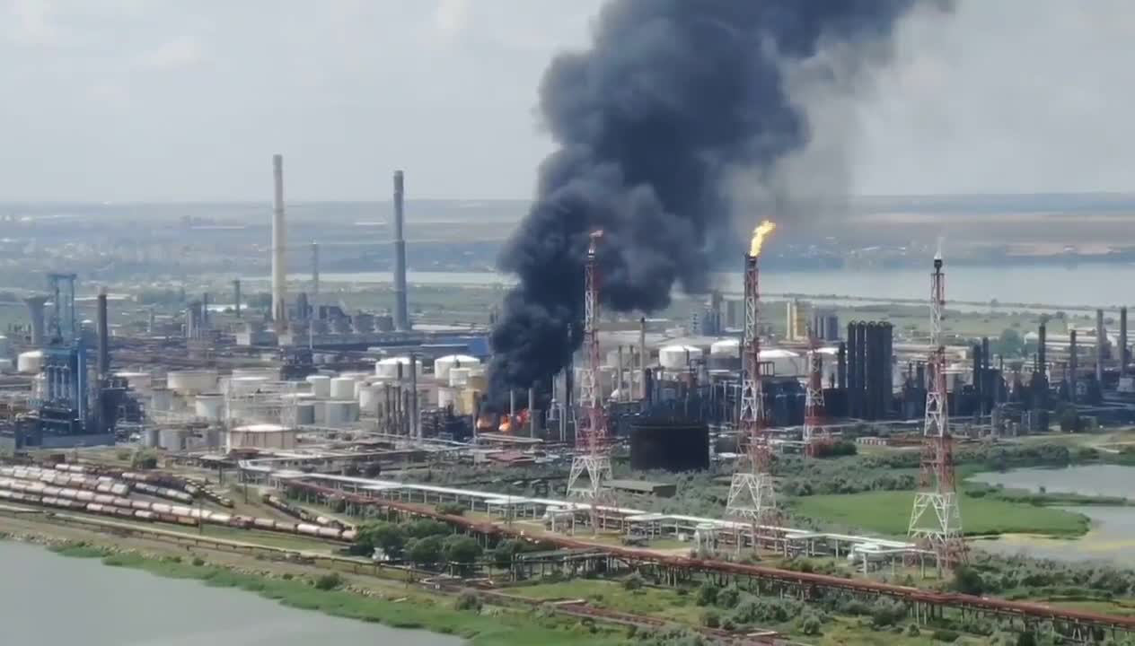 Explosion at Petromidia Oil refinery in Constanta Romania (Breaking News)