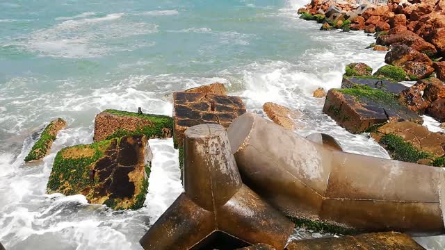 See the waves of the Alexandria Sea, a wonderful landscape