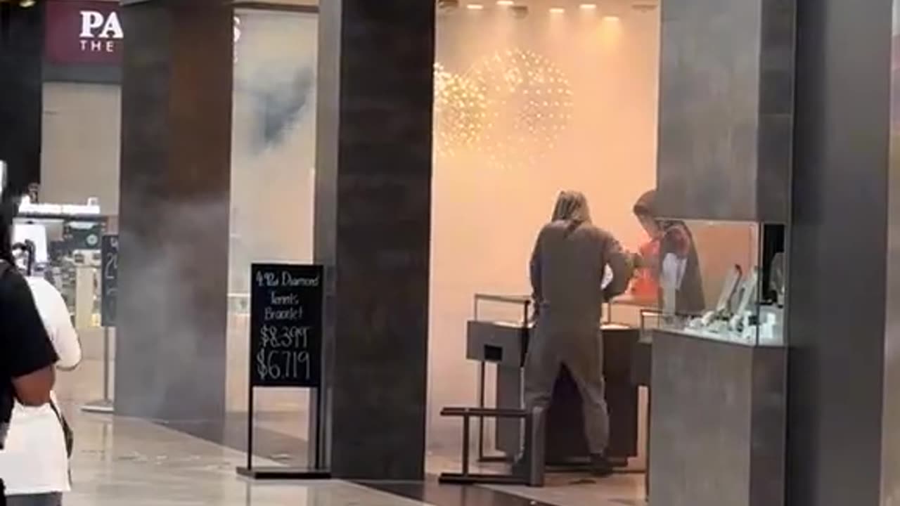 Stealing in daylight in mall