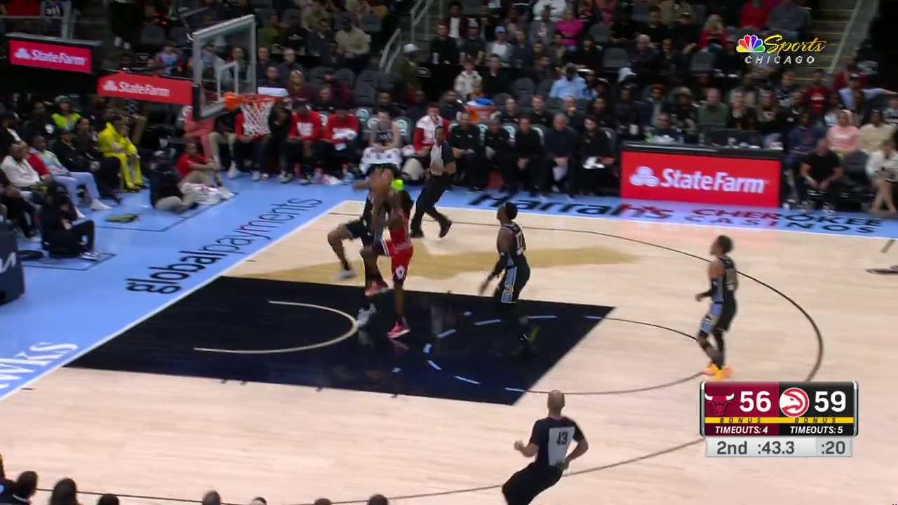 NBA - Ayo Dosunmu speeds down the floor and converts a tough layup to cap a 17-4 Bulls run!