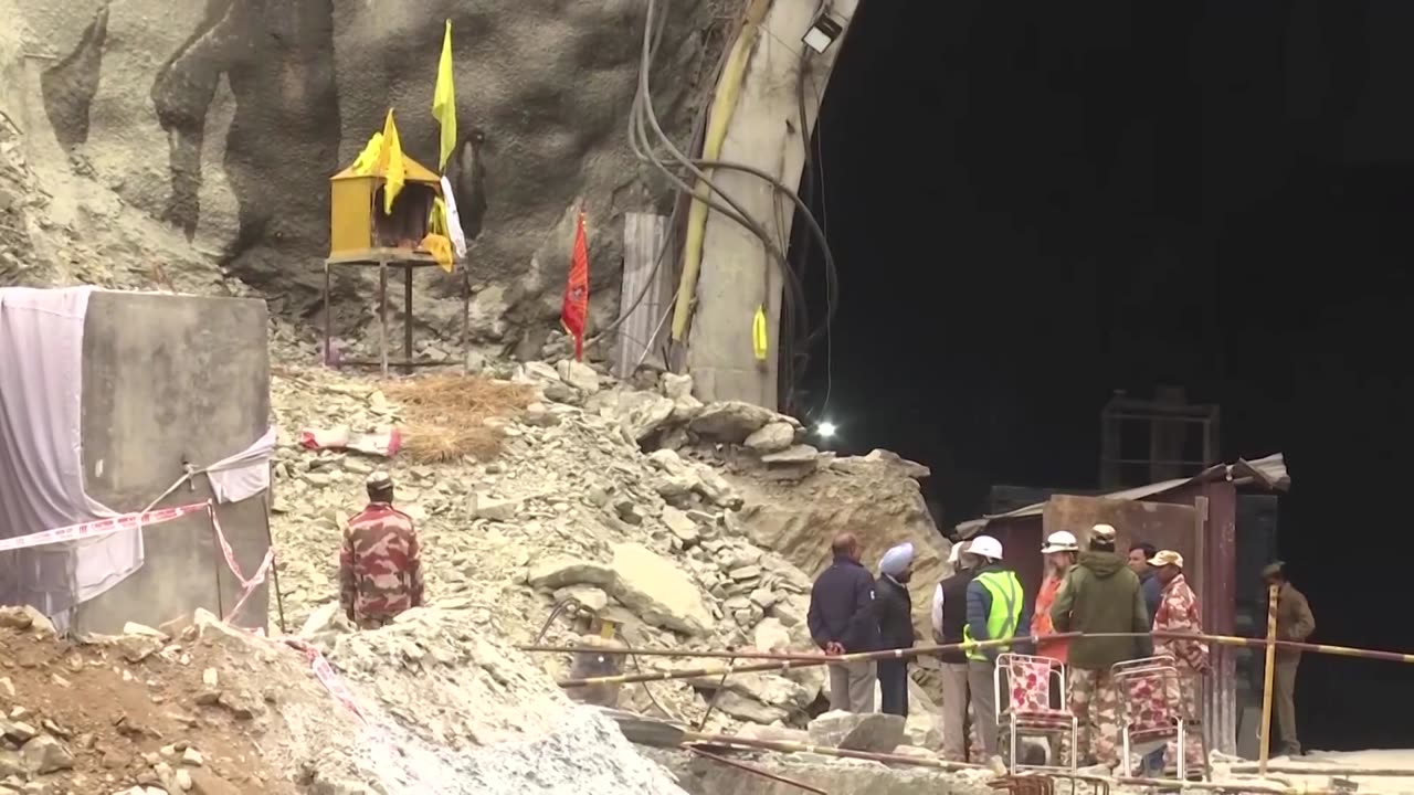 India resorts to hand tunneling to reach trapped men