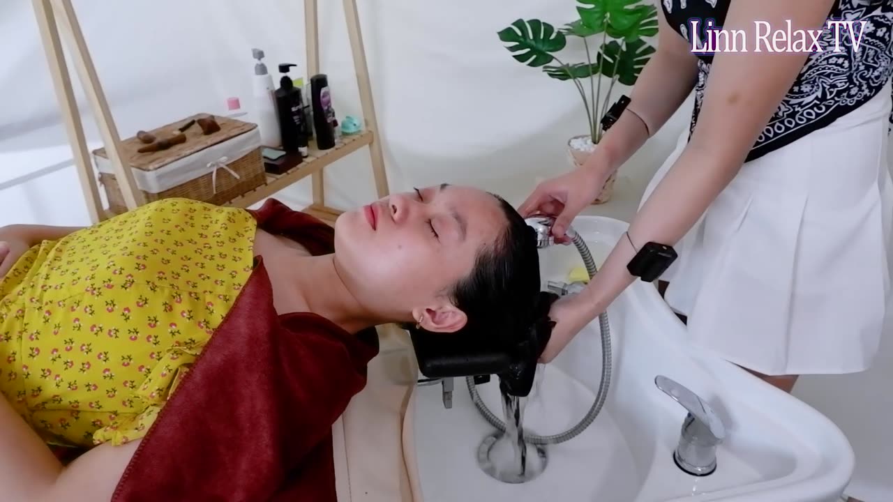 [ASMR] Hon somnade när jag masserade hennes huvud, så glad, VIETNAM BARBER SHOP SPA RELAX