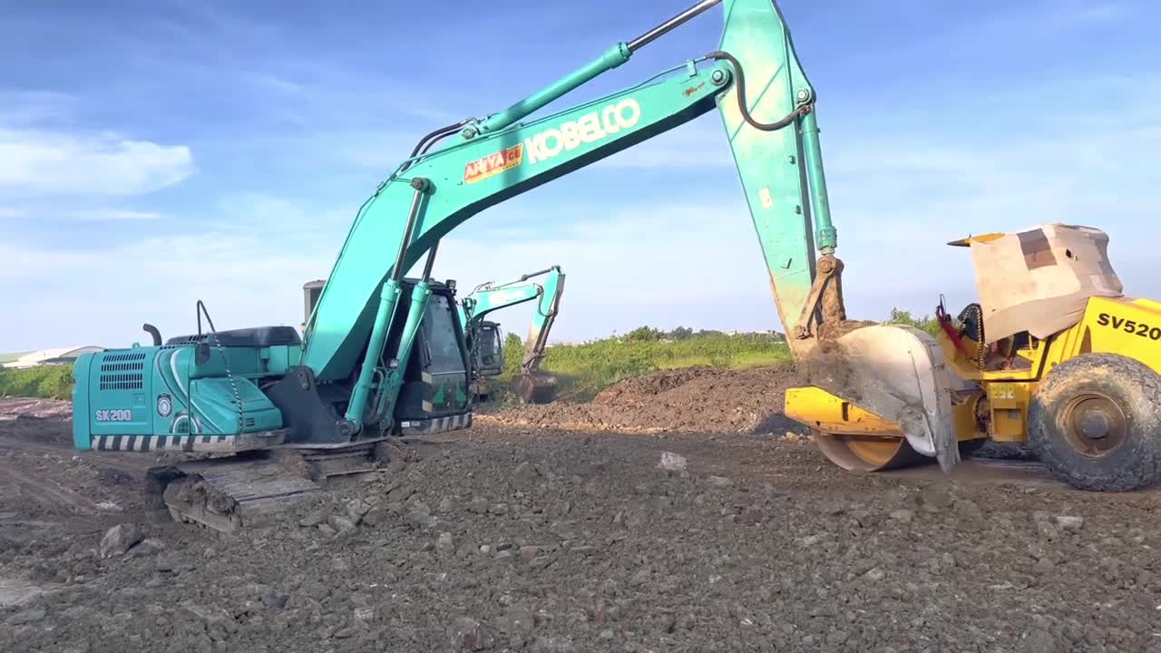 Power KOBELCO SK200 Help roller HaveProblem When Drive Back Unloading Soil road construction project