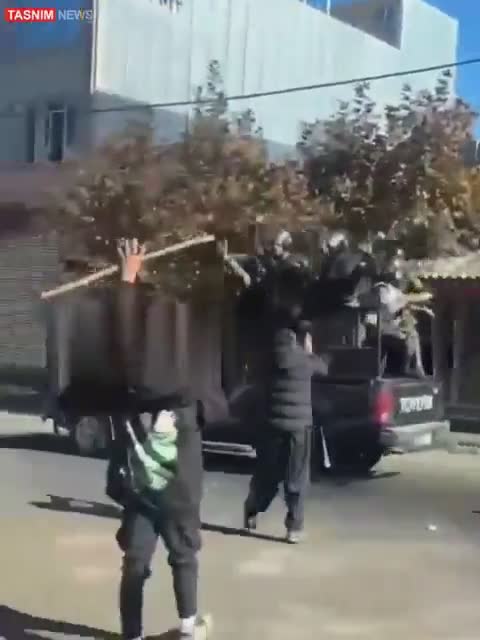 Hoy, las fuerzas especiales de la policía y la IRGC entraron a la ciudad iraní...