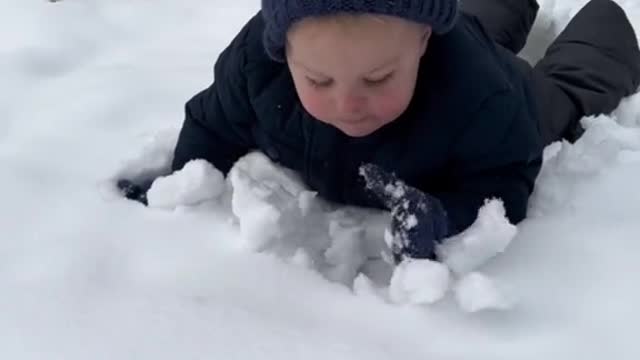 Oh nooo !!!Baby eat snow