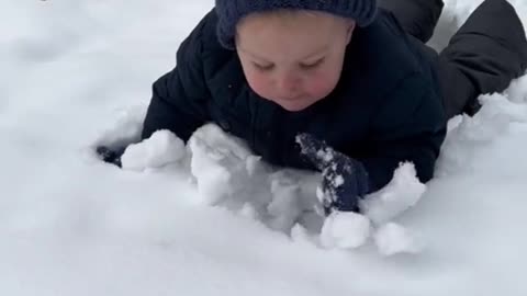 Oh nooo !!!Baby eat snow