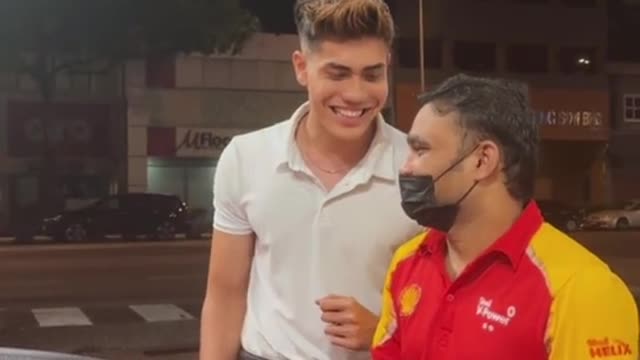 berkongsi rezeki abang oku, Orang johor saya sampai