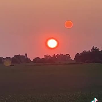 What is this phenomenon? There’s only one light for day and one for night..