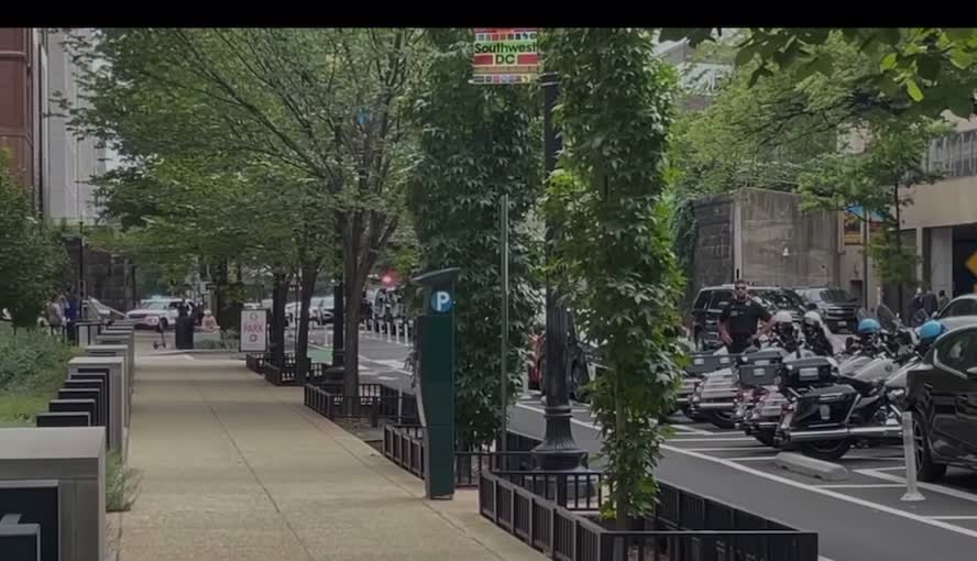 Xiden Motorcade Stops A Red Light