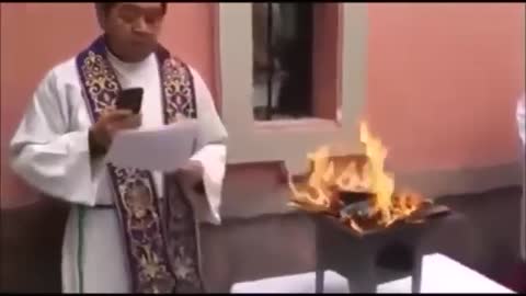 SACERDOTE MESSICANO BRUCIA LE IMMAGINI DELL'IDOLO PAGANO DI PACHAMAMA! RICORDANDO PURE IL PECCATO MORTALE D'IDOLATRIA E DI APOSTASIA COMMESSO DA BERGOGLIO CON CARDINALI E VESCOVI AL SEGUITO IL 4 OTTOBRE 2019 IN VATICANO