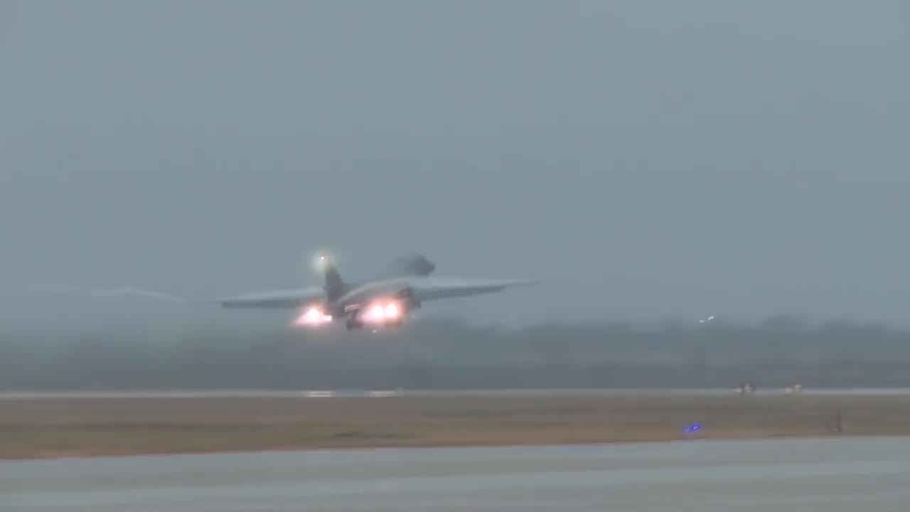 Stunning Video of B-1 Lancer in Action • Takeoff & Landing [Training Footage]7