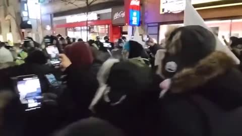 OTTAWA RIGHT NOW POLICE BEGIN PUSHING PROTESTERS HOLDING THE LINE