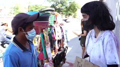 PRANK ON STRANGERS ON THE STREET! *