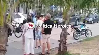Alcalde sorprende a hombre orinando