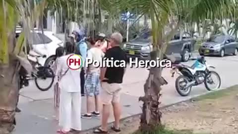Alcalde sorprende a hombre orinando