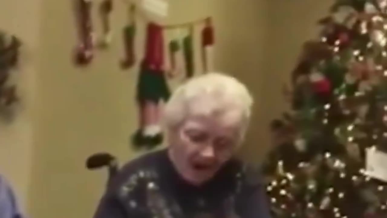 Man surprises his wife of 67 years with a new ring after she lost her