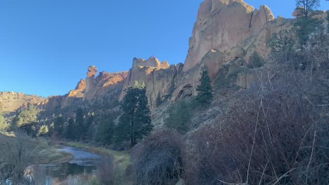 Shoreline Canyon Perspective – Smith Rock State Park – Central Oregon – 4K