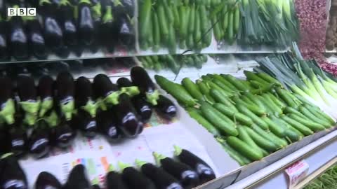 Restaurants and supermarkets face fines for food waste in Spain – BBC News