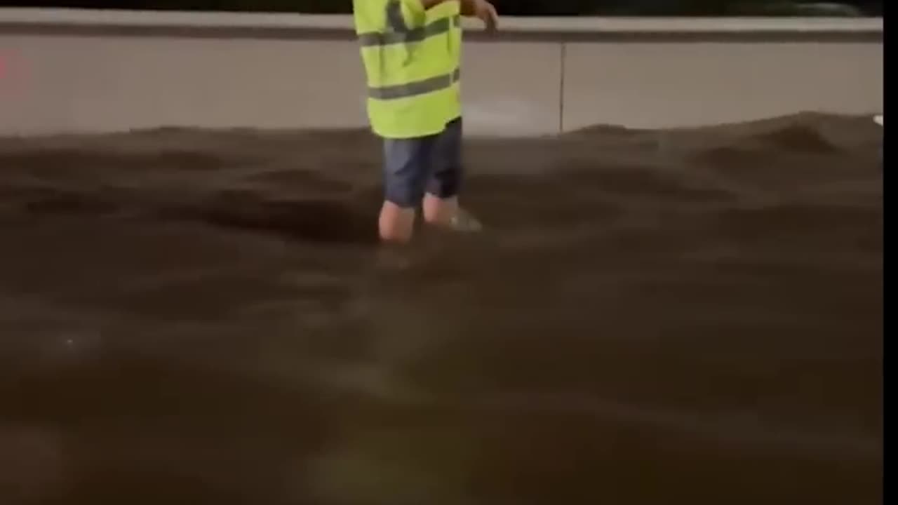 Sunday night downpour in Nairobi left the Expressway flooded, affecting transport