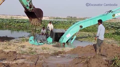 Excavator video sharing- The excavator fell into the pond #excavator video #excavator rescue_9 (2)