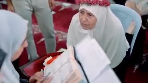 Her mother Memorize Quran at the Age of 70 😱✔️