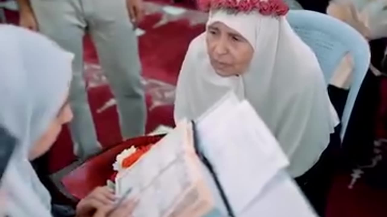 Her mother Memorize Quran at the Age of 70 😱✔️