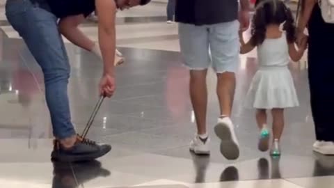 Social experiment: Only one person helps man with bandaged hand struggling with shoelace 💔📱