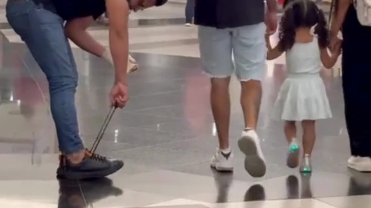 Social experiment: Only one person helps man with bandaged hand struggling with shoelace 💔📱