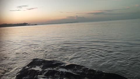 Pemandangan pantai di sore heri