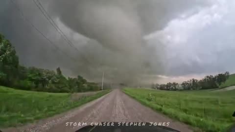 VIOLENT TORNADO OUTBREAK: HOUSES LEVELED IN IOWA!! CLOSE RANGE VIDEO 🌪️