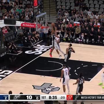 NBA - Jeremy Sochan finishes the alley-oop with a reverse jam 🤯 Spurs-Magic