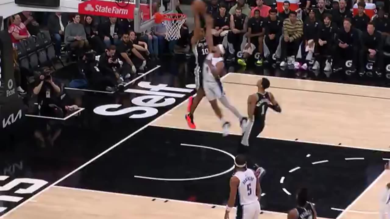 NBA - Jeremy Sochan finishes the alley-oop with a reverse jam 🤯 Spurs-Magic