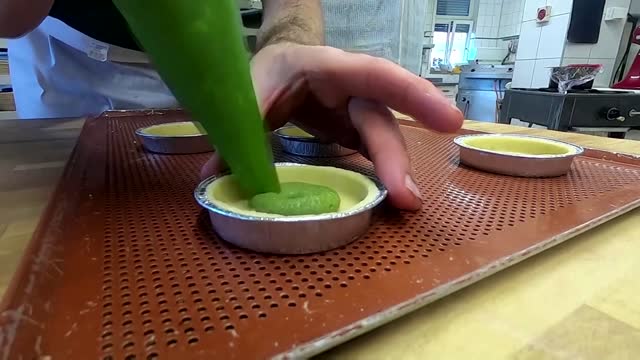 Eco-friendly baker adds algae to pastries