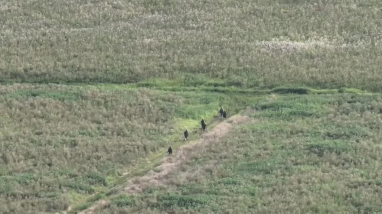 A Russian mortar crew hits a group of military personnel in the Kupyansk direction