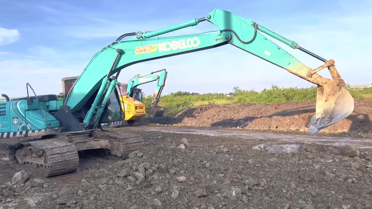 Power KOBELCO SK200 Help roller HaveProblem When Drive Back Unloading Soil road construction project