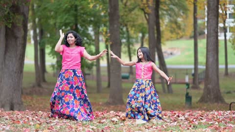 Mother Daughter duo dancing on rang lagala Marathi (Tamasha Live) song