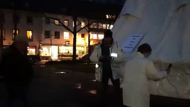Mahnwache für unser Grundgesetz ... mit Ortrun auf dem Mathildenplatz