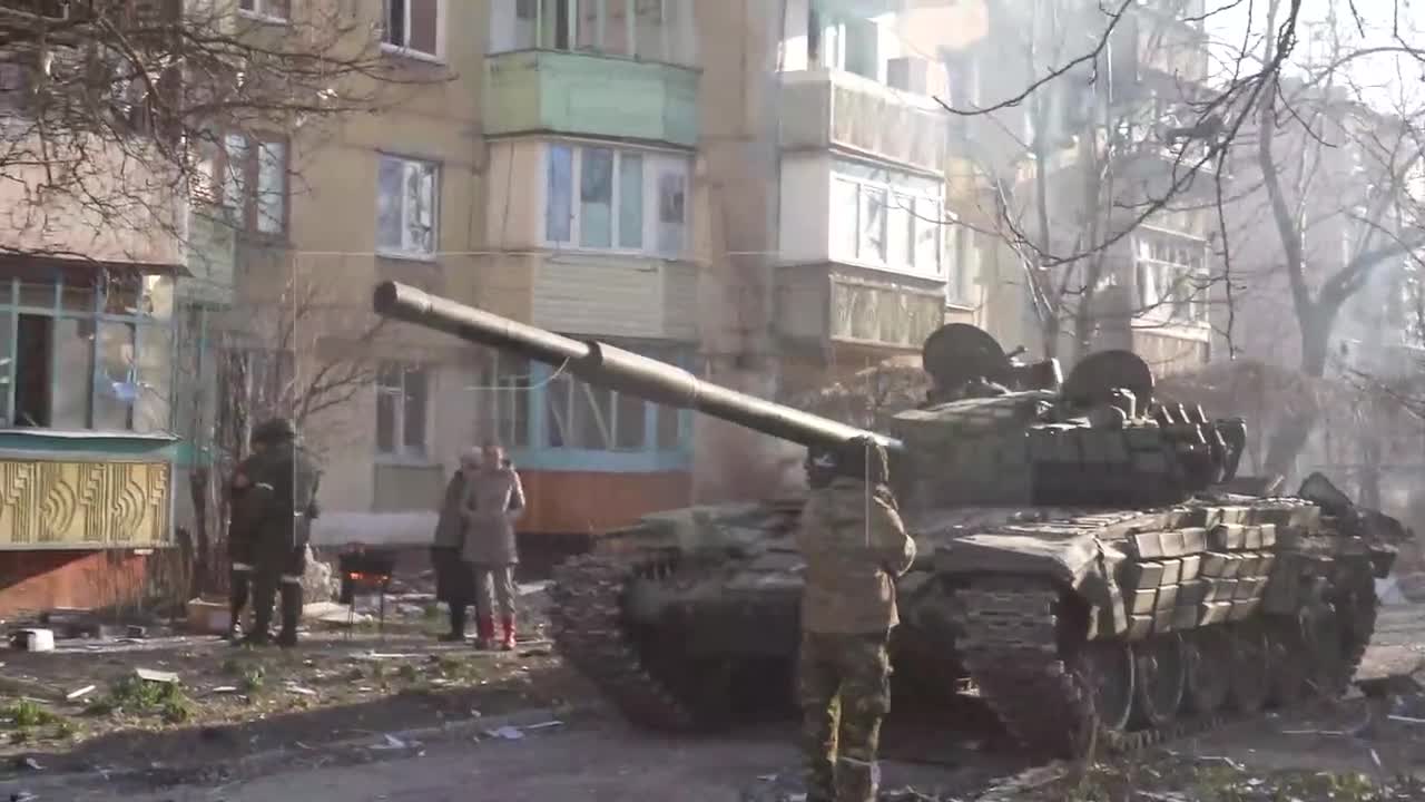 DPR troops taking a break in Mariupol