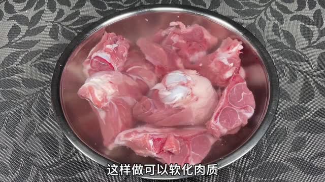 Stew big bone soup, stew out soup thick meat fragrance, nutrition and good to drink